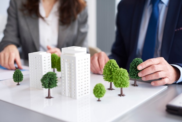 Экологический след и Green Building: Почему сэндвич-панели это «зеленый» выбор для бизнеса